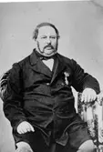 Regementsläkare vid Skaraborgs regemente.
Född 1808, död 1874 i Skara.