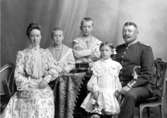 Familjen bodde år 1900 i Skövde.