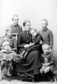 Fru Anna Forsell med sina barn.

Charlotte Hermanson, f. 1852, drev fotoateljé på Torggatan 47 i Skara under åren 1885-1916. Filial i Lundsbrunn.