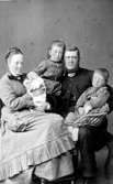 Familjen Karl Josef Bobeck, prosten i Tun. 
En av döttrarna, Ester, född 1877. 
Hustrun Gerda Maria dog en förtida död i lungsot. 
Karl Josef gifte 1887 om sig med konstnären Regina Kylberg, Såtenäs.