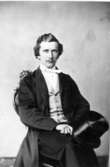 Foto den 19/10 1864.
Provisor Victor Hennings.
Victor Reinholdt Hennings f. 03.04.1844 i Danmark. 
Son till Rudolph Wilhelm Frederick Hermann Hennings och Frida Johanne Clausen som ca. 1845 köpte herrgården Nolhaga vid Alingsås.