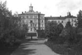 Akademiska sjukhuset i Uppsala, regionsjukhus och undervisningssjukhus för Uppsala universitet, grundades 1708 som Nosocomium Academicum i det s.k. Oxenstiernska huset.  Ett modernt sjukhus byggdes ,färdigt 1867.  År 1983 övergick sjukhuset som det sista i landet från staten till landstinget.Uppsala universitets medicinska fakultet är integrerad i sjukhuset. 
http://www.ne.se/jsp/search/article.jsp?i_art_id=109912