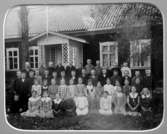 På andra raden sittande, sjunde från höger sitter Linnéa, f. Nilsson, född: 20/6 1901.