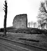 Husaby socken.
Biskopsborgen.

Husaby biskopsborg uppfördes omkring 1400 av Brynolf Gerlaksson och förstördes kort tid efter reformationen. Det centrala tornhusets södra vägg kvarstår dock till full höjd. Borgen utgrävdes och konserverades under 1960-talet.
http://www.ne.se/jsp/search/article.jsp?i_art_id=206431