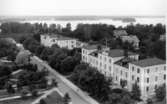 Karlsborg. 
Befälsgatan med mellersta och västra befälsbyggnaderna.

Fototid: juli 1931.