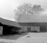 Källby sn. Vagnskjul med framskjutet tak.