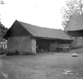 Källby sn. 
Vagnskjul med framskjutande tak.