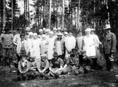 Larvs sn. 
Grupp med skogsplantörer. Mannen till vänster kronojägare Pettersson, Stenseke.