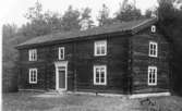 Fredsbergs socken. Hembygdsgården, byggnad från Räfsnäs, uppförd under senare hälften av 1700-talet. Invigd 13/10 1935.