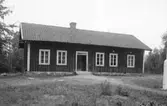Götlunda sn. 
Brännemo folkskola, byggd 1864. Tillbyggd åt höger 1900. 
1923 ändrad till lärarbostad.