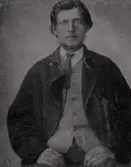 Okänd man iförd slips, väst och jacka.