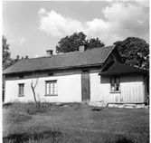 Skara. Aspelund, manbyggnaden från sydost. Ägare Stolanders sterbhus.

Antikvarie Nils Fredrik Beerståhl.