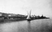 Frankrike, Evian les Bains. Foto: 1885
Ã‰vian-les-Bains, ligger vid GenÃ¨vesjöns södra strand. Staden har lockat turister och konvalescenter sedan 1800-talets början. Vattnet från de mineralrika källorna buteljeras och exporteras även utanför landet.