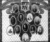 Västergötlands museilotteris tjänstemän fotograferade å närlagda tavla: 
Från vänster: 
Häradsskrivaren  F. Westberg, 
Lektoren F. Ödberg, adjunkten V. Lundqvist, Bankdirektören T. Borgqvist, 
direktören C. O. Muhr, adjunkten G. Holm, Godsägaren F. Norling, Fru Ellen Norling, född Muhr, Fröken Anna Böös, 
Fru Augusta Wallenqvist, Häradsskrivaren R. Lundström, Ingeniör Öhrwall.