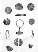 Nu i Västergötlands museums samlingar.
Fynd. 
1. Arabiska mynt funna i Österplana. 
2. Torshammare inv.nr: 4671, funnen i Lugnås. 
3. Brottstycke inv.nr:4612 okänd fyndplats. 
4. Böjd trind ten av silver inv,nr:4613. 
5. 