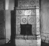 Skara, kv. Herrgården, Kråks herrgård. Östra flygeln. Kakelugn från Hallby, Storegården, Vänersnäs.