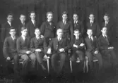 Skara Läroverk.
Stående fr. v: 
Erik Härnquist,  Grästorp,  
John Andersson,  Flo,  
Nils Bergsten,  Skara,  
Roland Lundin, Mariestad,  
Folke Fröberg,  Mariestad,  
Carl-Gustaf Söderlund, Källby, 
Göran Collén,  Kättilstorp,  
Carl-Otto Ottosson,  Mariestad,
Sittande fr.v:
Lennart Lidell,  Lekåsa,  
Torsten Lundberg,  Skara,  
Arne Andrén, Öhm, 
Doktor Helmer, Klassföreståndare, lärare i tyska, latin m.m. gemenligen kallad Karo, 
Börje Ohlsson,  Skara,  
Sten Schmidt,  Mariestad,  
Hans Alb. Petersson,  Stenstorp.
