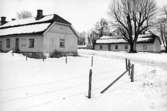 Skara. 
Götala, gårdsflyglarna omedelbart före nedtagningen och överflyttningen till Kråks Herrgård vid Västergötlands Museum.

Foto den 22/12 1965.