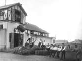 Husarerna. Hö hissas upp på stallrämnet, 13 sept. 1907.

Husar= ryttarsoldat.