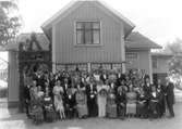 Frk Ester Brandberg, lärarinna i Vesene 1907, har bott i Skara mittemot Domkyrkan som barn, sedan på Klostergatan.

Bröllop mellan Ragnhild, född Anderssson (1914-2000) och Pehr Bonander (1919-2003) utanför Ragnhilds föräldrarhem i Gudmundstorp, Vesene, Ljung, Herrljunga kommun. Bröllopet var den 6 juni 1936.