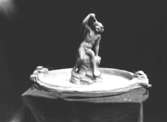 Agnes de Frumeries samling, Danderyd.
Modell till fontän.

Efter utbildning vid Konstakademien studerade Agnes de Frumerie för bl.a. Rodin i Paris. Hon utförde främst skulpturer och porträttbyster samt arbetade med möbeldesign och konsthantverk, bl. a. vaser och fat i glasemalj.