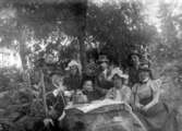 Agnes de Frumeries samling, Danderyd. Familjefoto. Gustaf de Frumerie (i mitten), (Agnes make), Elisabeth Christina (Elise) Kjellberg f. Ekeman (den gamla), (Agnes mormor), Emil Kjellberg (med handen höjd), (Agnes morbror), hans fru Gerda Kjellberg och deras barn.