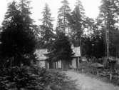 Agnes de Frumeries samling, Danderyd. Parti av trädgård och uthus, Åsaborg, Hindås.