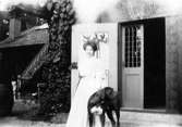 Agnes de Frumeries samling, Danderyd.
Agnes de Frumerie och hunden Caro. Villa Borgen, år 1901-1919.