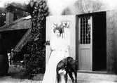 Agnes de Frumeries samling, Danderyd.
Agnes de Frumerie och hunden Caro. Villa Borgen, år 1901-1919.