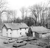 Skara.
Axvallatullen (Götalatullen), Apells Tunnbinderi. Teglaskolan till höger över taken, april 1964.

Ingenjör Ernst Lefvanders samling, Skara.