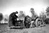 Sådd på Häljesgården, Olle Abrahamsson hjälper Lars, 1960-talet.
