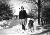 Elsa Eriksson och Tussie, Häljesgården.
15-2-1950.