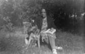 Heljesgården, Bolum.
Elsa Eriksson med hunden Tussie 1940-talet.
