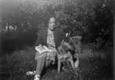 Heljesgården, Bolum.
Elsa Eriksson med hunden Tussie 1940-talet.
