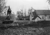 Kyrka och klockstapel.