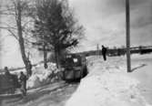 Snövintern 1951.
Lokalbuss utanför Heljesgården.
