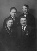 Familjen Sven Lager, Stockholm.
Sven 53 år, Elvira (född Didon) 51 år, Henning 21 år, Erik 19 år.
År 1927.