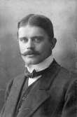 Ernst Gustaf Jonsson, född 1886 i Varnhem.
Son till skomakare Karl Jonsson och Charlotta Gustafsdotter, Smedjebacken, Varnhem.