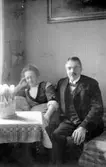 Fritz och Alma Petterson.

I 25 år var pastor Fritz Petterson verksam där tills han avgick med pension 1933. Samma år företog han en jordenruntresa till många missionsstationer från olika samfund. Resan varade i 2-3 år. 1897-1904 var han pastor i Skövde missionsförsamling. Pastor Peterson var född 8/1 1966, dog 7/4 1941. Son till skräddarmästare C.G. Pettersson, Törestorp, Daretorp, utanför Tidaholm.

Skräddarmästare Carl G. Petterssons samling, Törestorp, Daretorp. Fotona är från slutet av 1800-talet till början av 1900-talet.

Nanna Östman drev fotoateljé i Nyköping och Skövde.