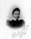 Gertrud Lindén 27.3.1898.Charlotte Hermanson, f. 1852, drev fotoateljé på Torggatan 47 i Skara under åren 1885-1916. Filial i Lundsbrunn.