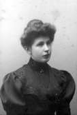År 1906.

Charlotte Hermanson, f. 1852, drev fotoateljé på Torggatan 47 i Skara under åren 1885-1916. Filial i Lundsbrunn.