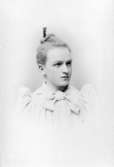 från album inv.nr. 86410:737.

Charlotte Hermanson, f. 1852, drev fotoateljé på Torggatan 47 i Skara under åren 1885-1916. Filial i Lundsbrunn.