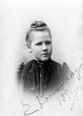Ebon Daag. 1891.

Hilda Isaeus drev fotoateljé i Stockholm och på Eriksgatan 12 i Enköping. Firman etablerades 1897.