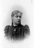 Ingegerd Brase, Maj 1894.

Charlotte Hermanson, f. 1852, drev fotoateljé på Torggatan 47 i Skara under åren 1885-1916. Filial i Lundsbrunn.