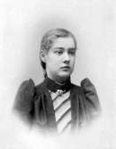 Ingegerd Brase år 1893.

Charlotte Hermanson, f. 1852, drev fotoateljé på Torggatan 47 i Skara under åren 1885-1916. Filial i Lundsbrunn.