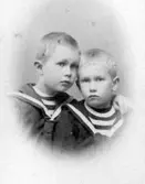 tillhört Theofila Lindblom.Charlotte Hermanson, f. 1852, drev fotoateljé på Torggatan 47 i Skara under åren 1885-1916. Filial i Lundsbrunn.