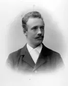 tillhört Theofila Lindblom.

Lina Jonn, 1861-1896, drev fotoateljé på Bantorget 6 i Lund under åren 1891-1896. Firman etablerades 1891. Hon utbildade även sina systrar Hanna och Maria till fotografer. Firman övertogs av Maria, som drev den 1896-1903.