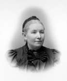 tillhört Theofila Lindblom.Charlotte Hermanson, f. 1852, drev fotoateljé på Torggatan 47 i Skara under åren 1885-1916. Filial i Lundsbrunn.