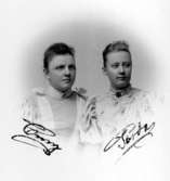 tillhört Theofila Lindblom.Conny och Gerda.Charlotte Hermanson, f. 1852, drev fotoateljé på Torggatan 47 i Skara under åren 1885-1916. Filial i Lundsbrunn.