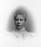 tillhört Theofila Lindblom.

Charlotte Hermanson, f. 1852, drev fotoateljé på Torggatan 47 i Skara under åren 1885-1916. Filial i Lundsbrunn.
